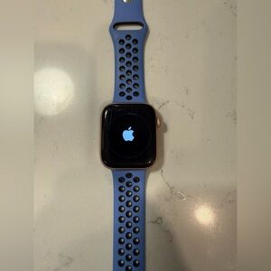 Apple Smartwatch rose hold series 6 with purple Nike sports band. (44 mm)